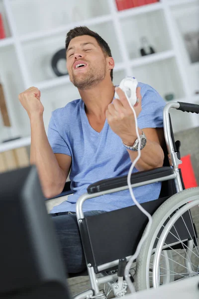 Glücklicher Mann Rollstuhl Macht Siegesgeste Für Computerspiel — Stockfoto