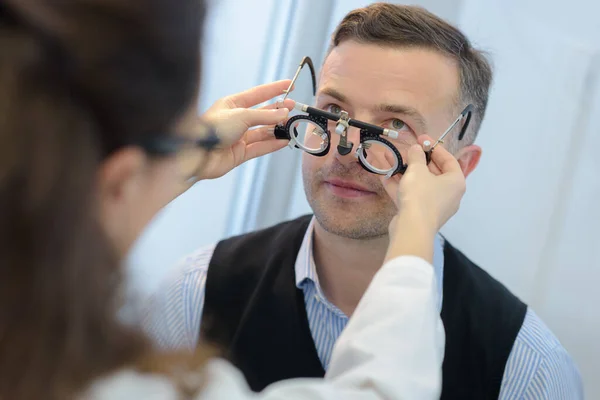 视光师对病人进行眼科检查 — 图库照片