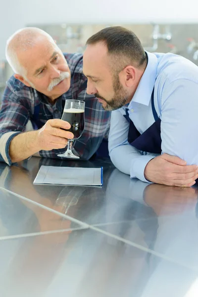 Retrato Del Crítico Oliendo Cerveza Negra —  Fotos de Stock