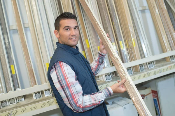 Carpintero Seleccionando Madera Una Ferretería — Foto de Stock