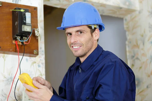 Electrician Using Multimeter Test Old Fashioned Electricity Meter — Stock Photo, Image