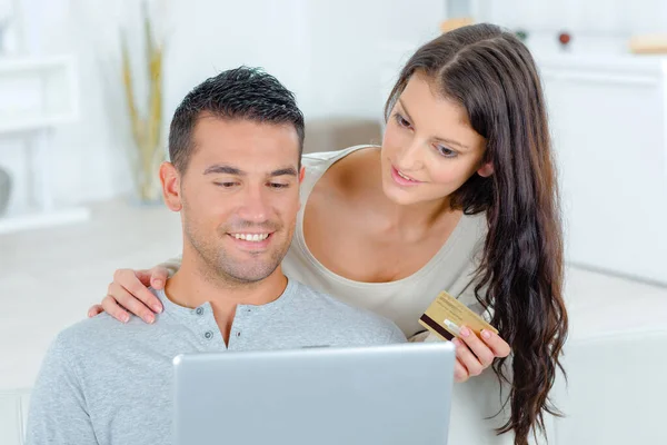 Casal Com Computador Cartão Crédito — Fotografia de Stock