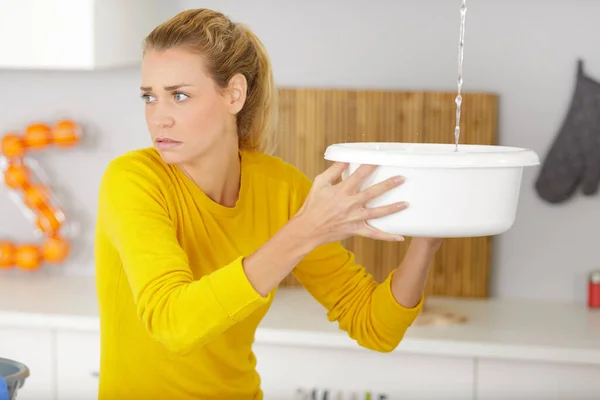 Trieste Vrouw Zoek Naar Thuis Water Lekken — Stockfoto