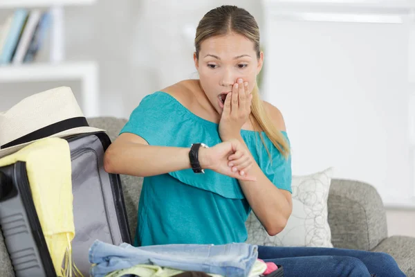 Woman Late Her Travel Time — Stockfoto