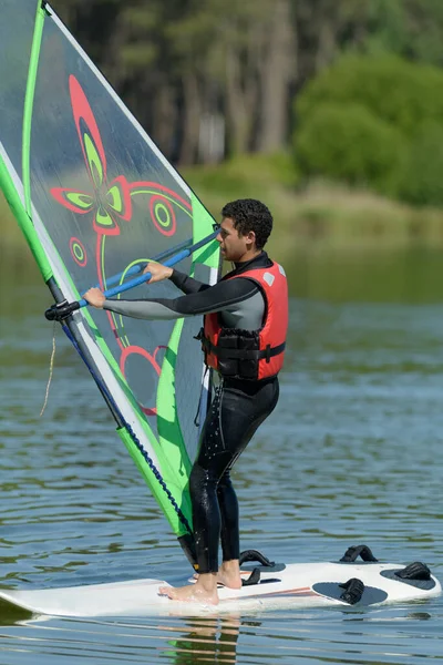 Miły Sportowiec Robi Windsurfing — Zdjęcie stockowe
