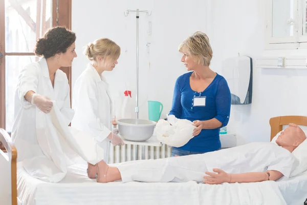 Formazione Pratica Sul Corso Caregiving — Foto Stock