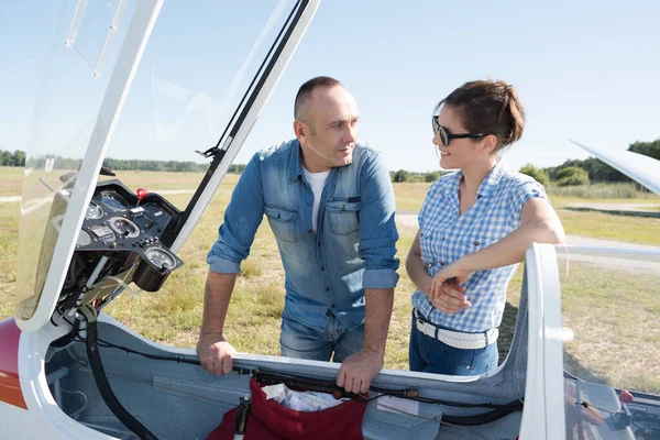 Coppia Piedi Accanto Aliante Campo Aviazione — Foto Stock