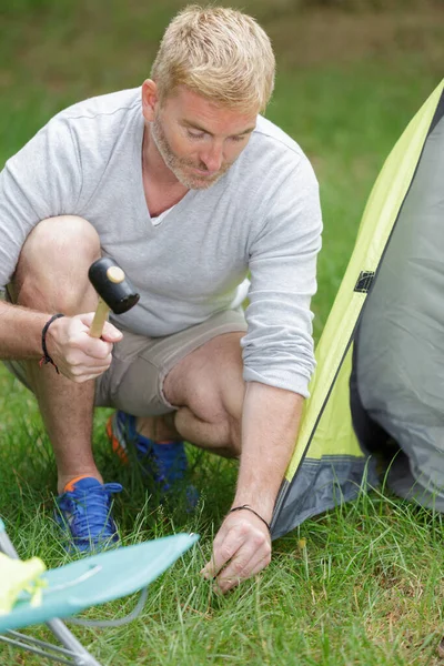 Father Putting Tent Camping Trip — Stock Photo, Image