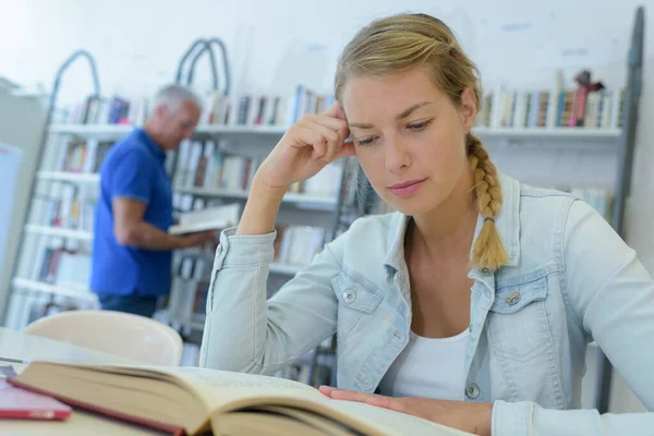 Ung Student Kvinna Läser Bok Biblioteket — Stockfoto