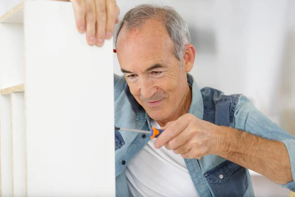 Man Van Middelbare Leeftijd Die Met Meubels Werkt — Stockfoto