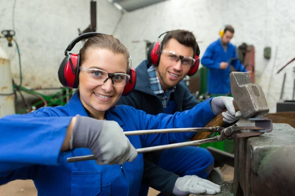 Ung Kvinnlig Smed Demonstrerar Arbete — Stockfoto