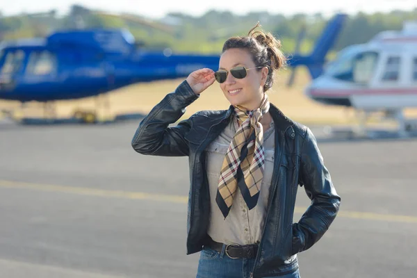 Mulher Negócios Posando Asfalto Com Helicóptero — Fotografia de Stock