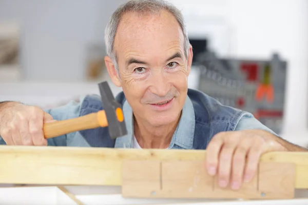 Senior Avec Marteau Debout Dans Chambre — Photo