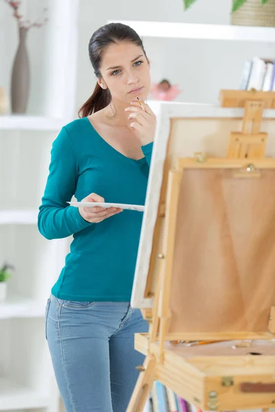 Serious Young Woman Painting Art Studio — Stock Photo, Image