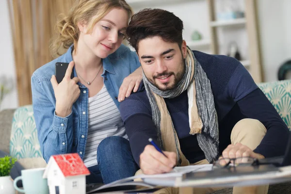 Casal Mudando Para Uma Nova Casa — Fotografia de Stock