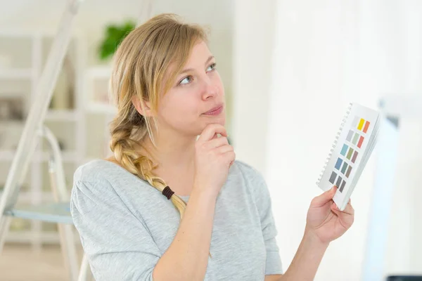 Pensiv Dam Håller Färg Svepning Broschyr — Stockfoto