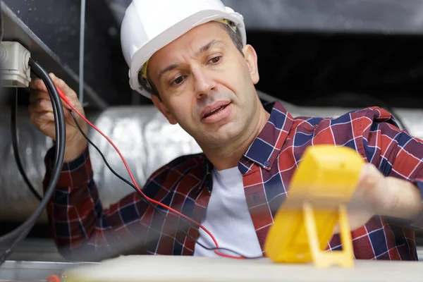 Elektricien Meetspanning Van Kabel Aan Plafond Binnen — Stockfoto