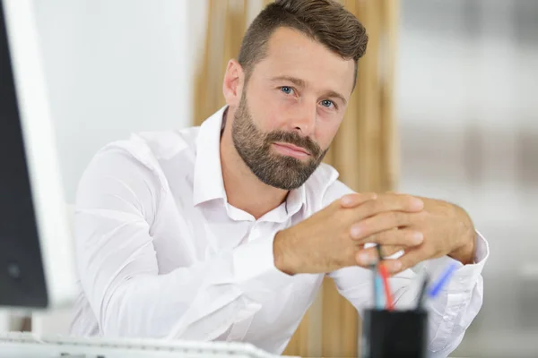 Säker Man Som Arbetar Kontoret — Stockfoto