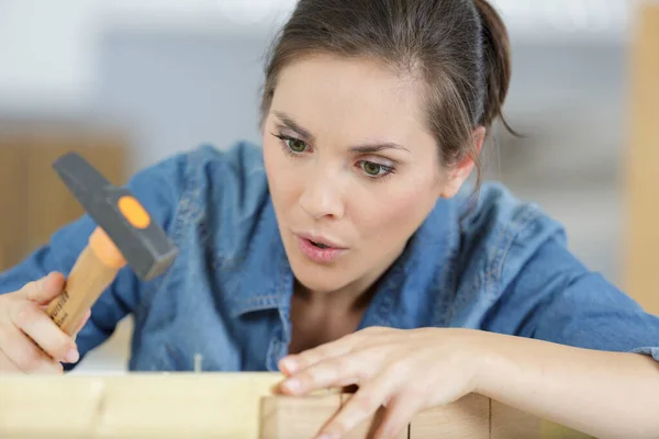 Atraente Sorrindo Mulher Construtor Com Martelo — Fotografia de Stock