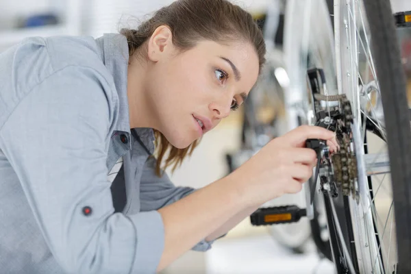 Vrouwelijke Fiets Monteur Reparatie Wiel Een Werkplaats — Stockfoto