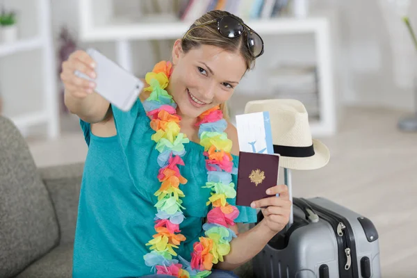 Vrouw Die Selfie Neemt Terwijl Een Paspoort Ticket Vasthoudt — Stockfoto