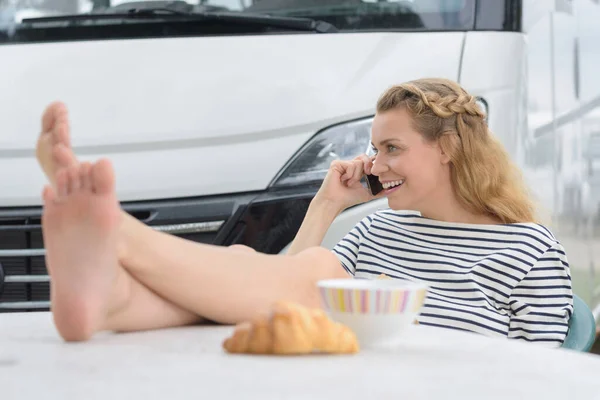 Fröhliche Touristin Benutzt Handy Zelten — Stockfoto