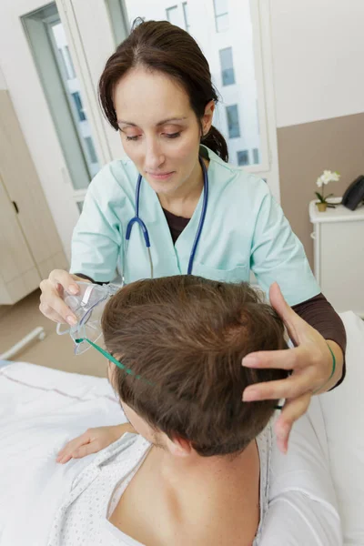 Verpleegkundige Die Traint Zuurstof Aan Een Patiënt Toe Dienen — Stockfoto