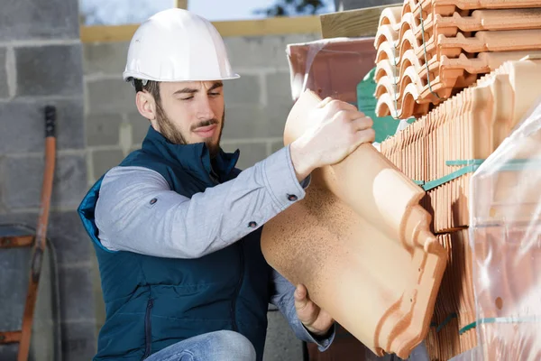 Bauarbeiter Arbeitet Dach Des Neubaus — Stockfoto