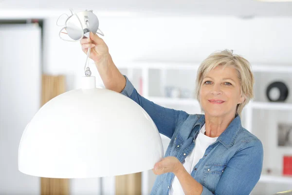 Mujer Mayor Sosteniendo Una Lámpara — Foto de Stock