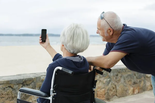 Marito Donna Anziana Sedia Rotelle Facendo Selfie — Foto Stock