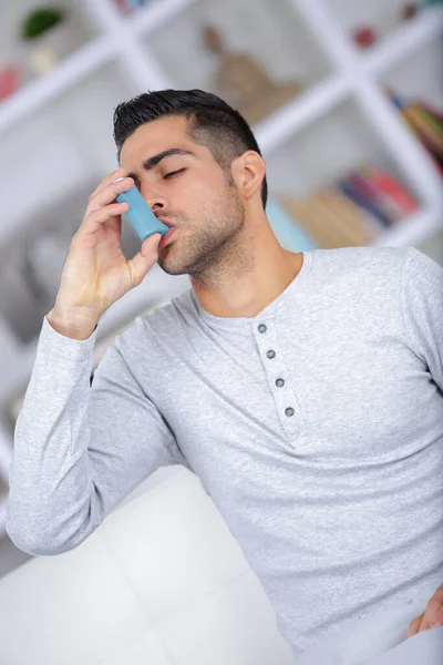 Homme Avec Pompe Dans Bouche Pour Guérir Asthme — Photo