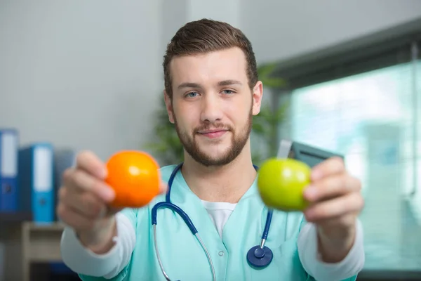 Medico Che Mostra Una Pera Una Mela — Foto Stock