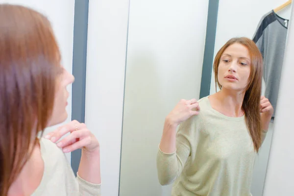 Una Donna Che Prova Una Parte Superiore — Foto Stock