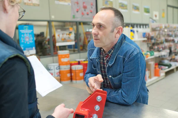 Munkás Segít Ügyfélnek Hardver Boltban — Stock Fotó