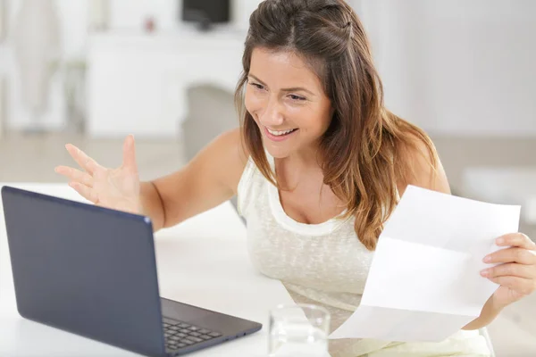 Uma Mulher Feliz Com Laptop — Fotografia de Stock