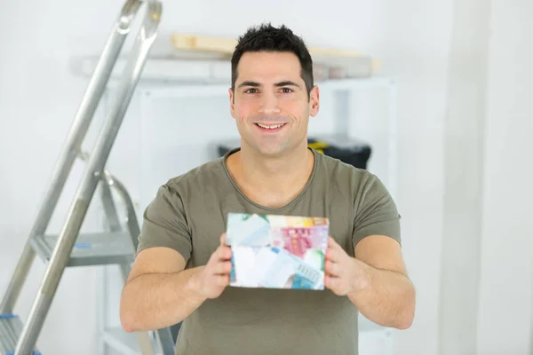 Decorador Mostrando Uma Amostra Pintada Uma Pequena Placa — Fotografia de Stock