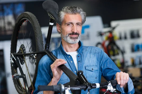 Uomo Laboratorio Biciclette — Foto Stock