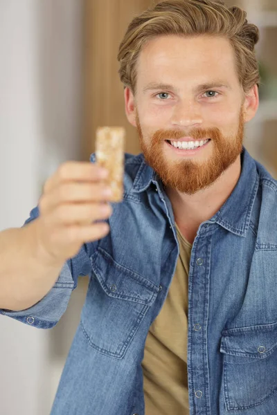 Uomo Mangia Una Barretta Cereali — Foto Stock