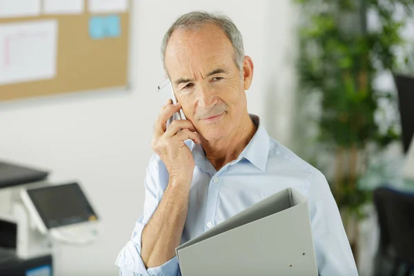 Senior Man Kontoret Telefon — Stockfoto