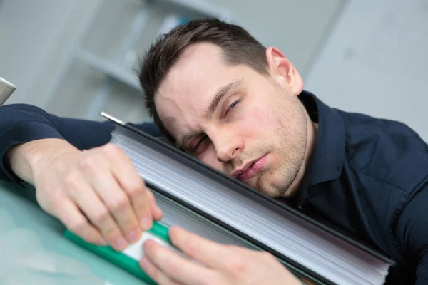 Müder Geschäftsmann Schläft Büro — Stockfoto