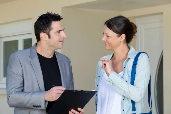 Man Filling Real Estate Appraisal Form Front House — Stockfoto