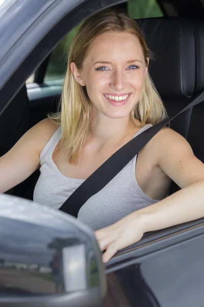 Heureuse Femme Souriante Intérieur Une Voiture — Photo