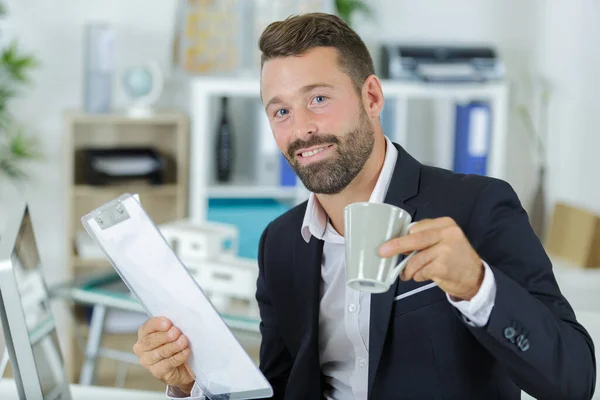 Empresario Mirando Sus Notas Mientras Trabaja Casa — Foto de Stock