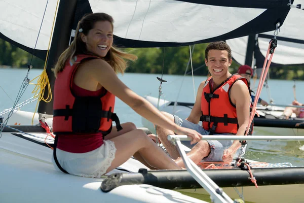 Couple Voyageurs Amuser Pendant Voile — Photo