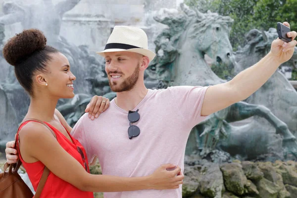 Pareja Romántica Vacaciones Tomando Selfie Por Fuente —  Fotos de Stock