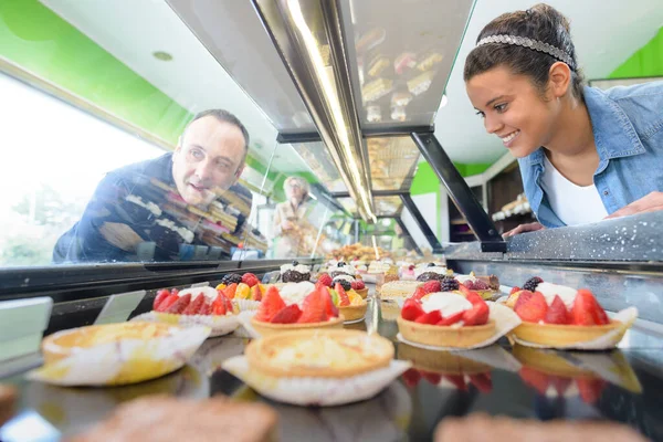 Mujer Joven Eligiendo Pastelería — Foto de Stock