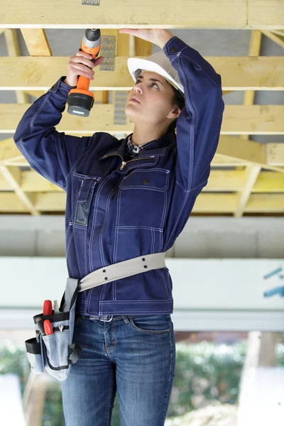 Ung Kvinna Drar Till Taket Reparation Loft Lägenhet — Stockfoto