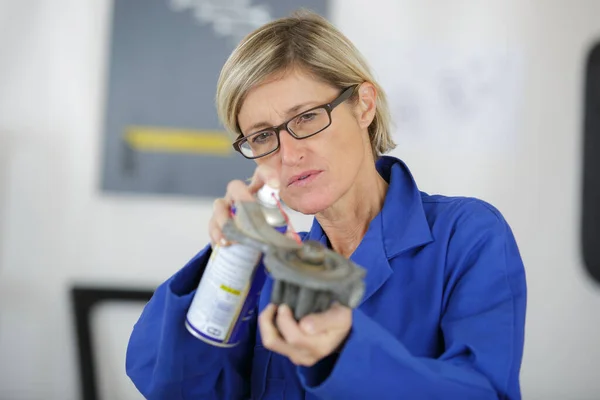 Female Car Mechanic Oiling Old Engine Gasket — Stockfoto