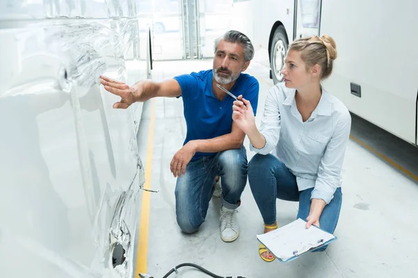 Mechaniker Macht Technische Inspektion Bus — Stockfoto