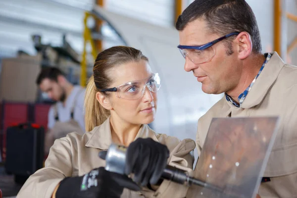 Nahaufnahme Eines Einem Projekt Arbeitenden Mechatronikers — Stockfoto